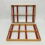 Par de divisórias interna de maleta para talheres em madeira e tecido vermelho aveludado. Dimensões: 45 cm x 33 cm.