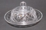 Antiga e bela  mantegueira  em  cristal  com detalhes lapidados . Medida:17 cm de diâmetro x 9 cm alt.
