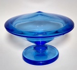 Pequena e linda bomboniere  em espesso cristal Azul. Obs: Possui pequenos bicados na borda, conforme fotos.  Medida: 11cm alt x 15 cm de diâmetro.