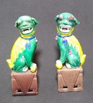 Lindo par de esculturas Chinesas em porcelana policromada, representando -  CÃES DE FÓ - Cães sagrados da Ásia, guardiões dos tempos Budistas. Medida: 12 x 5 x 3 cm