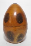 Antigo  ovo em madeira. Porta objeto Possui rachaduras. 19 cm alt X 12 cm diâmetro.