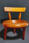 Linda cadeira em madeira nobre, suporte para cuia de chimarrão. 15 X 12 cm.