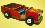 Antigo, raro e Lindo carrinho em madeira, rodas de plástico rígido - Possui carimbo falhado do fabricante - Conforme fotos - Medida: 20 x10 x 4 cm