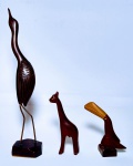 Lindo lote de 3 esculturas em jacarandá, representando - Garça - Girafa - Tucano -  Medida maior: 26 cm - medida menor 11cm.