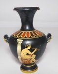 Antiga, pequena  e linda Ânfora em cerâmica, Souvenir de ATHENAS, com pinturas representando a Arte da antiga GRÉCIA  . Medida: 13 x  9,50 cm.
