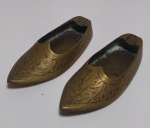 Antigo par de Cinzeiros em bronze, no formato de  sapatinho Aladim. Medida: 8,5  X  3,5 cm