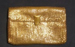 WHITING  & DAVIS  CO - Linda Bolsa de mão para festa, em malha metálica dourada - Da renomada marca de moda de bolsas Americana - Parte interna com forro em tafetá.  Made in USA.  Medida: 15 cm X 10 cm.