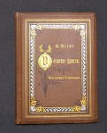 Antigo e Raro livro de poema Alemão -G. Reldt - Dermehte Spuren - Drei epiçche Dichtungen  - Frankfurt a. M. 1884 - Derlag von Beinrich grobel - Capa dura revestida em couro com belíssimo trabalho de impressão. Bordas e detalhes na capa em ouro - Idioma: Alemão - Medida do livro: 16 x 12 cm. Obs: As 2 primeiras páginas estão soltas. Conforme fotos.