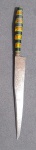 Antigo e lindo Punhal, lâmina com gravação e cabo anelado em resina acrílica. Acompanha bainha em couro   - Medida do punhal : 15 cm.