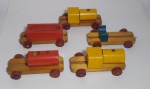 Antigo conjunto de 5 blocos de montar em madeira, representando trem . Contém 12 peças.  Medida: 14 X 7 X4 cm. Possui perda em um dos  encaixe e falta as presilhas dos Vagões. Conforme fotos.