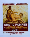 EROTIC POMPEII - Curioso Calendário Italiano  de mesa ano 2011, representando cenas da Arte erótica da antiga cidade Romana Pompéia.  Contendo 45 imagens em 13 cartões postais.  D' Oriano  Editore - Medida: 22 X 17 cm.