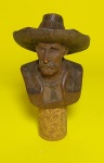 Antiga, linda e decorativa rolha entalhada em madeira , representando homem dos pampas. 10 X 5,5 X 4,5 cm.
