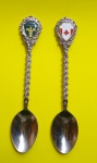 Duas antigas e colecionáveis colherzinhas representando Montreal Canadá. Confeccionadas em metal prateado, com detalhes dos brasões esmaltados. Medida: 11,5 cm .  UNION JAPAN .