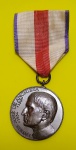 Antiga Medalha em Bronze - Padre José de Anchieta - Concebida  pelos  relevantes serviços a educação. Estado da Guanabara -  Governo Chagas Fretas - Ano : 1974   ( Detalhe da efígie em alto relevo ) . Medida: 38 mm de diâmetro.