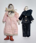 Duas lindas bonecas de Veneza, sendo uma com vestimenta de Pierrô, com corpo em tecido e cabeça, mãos e pés em biscuit. Medida maior: 22cm.