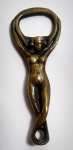 Antigo Abridor de garrafa  bronze representando figura feminina. Medida: 9,5 X 3,5 X 1cm.