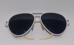 Antigo e conservado Óculos para utilizar na neve - Estrutura em metal, lentes em vidro e laterais em couro. Medida: 15 X 5,5cm.