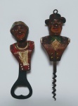 lindo e antigo conjunto de abridor de garrafas e saca-rolha, com esculturas em madeira representando um casal. Obs: no homem possui perda no chapéu. Medida maior: 16 X 5 X 2,5cm.