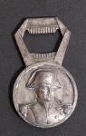 Antigo abridor de garrafas, souvenir Francês em metal cinzelado , representando Napoleão Bonaparte em alto relevo. Medindo: 8,5 X 5 X 1cm.