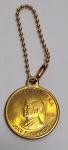 Linda medalha em metal dourado representando-  John F. Kennedy Center for The Performing Arts - Centro de Artes, inaugurado em 1971, localizado em Washington. Medida da medalha: 2,8 cm de diâmetro.