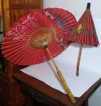 2 Antigas e decorativas sombrinhas orientais. Estrutura feita de Bambu e Pano. Possui marcas do tempo . Medida maior: 75 cm  de diâmetro  x 68 cm comp.