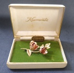 Krementz e Co - Jóias - Lindo e elegante Broche no formato de Rosas em ouro 14k - Gold Overlay da renomada joalheria Krementz e Co. Acondicionada na caixinha original. Acompanha mini manual de qualidade - Medida da peça: 5,1 cm x 3,2 x 1,7 cm.