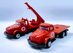 2 Antigas e colecionáveis miniaturas de caminhões - Fabricação: PEVI - Anos 80 - Item para colecionador - Medida maior: 7 x 2 cm.