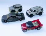 Hot Wheels - 4 Colecionáveis carrinhos - Sendo: Mercedes Benz G500, Van Raw, Jester, Chery Silverado - Metal e plástico rígido. Conforme fotos. Medida maior: 8 x 3 cm.