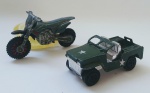 2 Miniaturas em metal e plástico rígido, representando Motocicleta e Carro do Exército - Medida Maior; 6 x 3 cm.