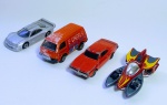 MAISTO - Lote com 4 miniaturas de carrinhos em modelos diferentes - Metal e plástico rígido -Medida maior: 8 x 4 cm. conforme fotos.