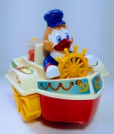 Antigo e lindo Brinquedo Musical STEAM BOAT - WITH FLASHING LIGHT - Funcionando perfeitamente com 2 pilhas AA - Acondicionado na caixa original - Sem marcas de uso - Ao ligar o barquinho anda e ao encostar nos obstáculos ele desvia. O patinho se mexe ao som de uma bela melodia Infantil - Medida da caixa: 16  x 18 x 13 cm.