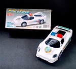 Antigo e raro Carrinho POLICE FORCE F50 - Na caixa original - Funcionando com 3 pilhas AA - Sem marcas de uso - Nº 562 - Anos 80/90 - Medida da caixa: 19 x 8,5 x 6 cm.Obs: Motor funcionando, porém precisa de pequena revisão.