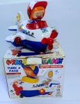 Antigo e lindo Brinquedo Musical Aviãozinho - MELODY PLANE TURN 4 FACE - Acondicionado na caixa original - O bonequinho muda as suas expressões ao girar sua cabeça - NÃO FOI TESTADO - Funcionamento: 2 pilhas AA - Vendido no estado - Conforme fotos - Medida da caixa: 23 x 17 x 13 cm.