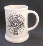 Linda Caneca Maçônica - Porcelana Vitrificada - Confederação Maçônica do Brasil - COMAB - Grande Oriente Independente do Rio de Janeiro - Medida: 10 x 10 x 8,5 cm de diâmetro maior.