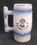 Linda Caneca de Cerâmica Vitrificada - Centenario S. Dumont (1873-1973) - 8ª Festival do Chopp  Pontal, Praia, e Country - 1973 - Medida: 10 x 10 x 8,5 cm de diâmetro maior. Obs: Possui trincado, conforme foto.
