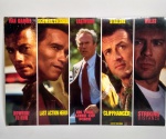 Antigo Mini Cartaz de Filmes - Primavera de 1993 - COLUMBIA TRISTAR Film Distributors International - Apresenta algumas das principais estrelas masculinas de Hollywood em cinco filmes de aventura e ação emocionantes. Filmes:  ''Nenhum Lugar para Correr'' , ''Último Grande Herói'' , ''Na Linha de Fogo'' , ''A Beira do Precipício'' , ''Zona de Perigo'' - Importado . Medida: 24 x 16 cm.