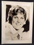 Anne Murray - Antiga e Rara fotografia da cantora canadense. Seus álbuns consistindo principalmente de pop , country e música adulta contemporânea venderam mais de 55 milhões de cópias em todo o mundo durante seus mais de 40 anos de carreira - Medida: 18 x 12 cm.