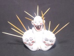 Antigo, raro e curioso paliteiro em porcelana São Caetano, com pinturas feitas a mão. Medida: 8 X 8 X 6 cm.
