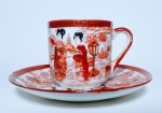 Lindo conjunto de xícara e pires japonês em porcelana casca de ovo, ornamentado com motivos tradicionais, representando gueixas. Medida: pires 10 cm - xícara 4,5 de diâmetro X 4,5 de altura.