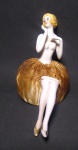 Linda e antiga boneca em porcelana Alemã: almofada de prender alfinetes. Obs: possui marcas do tempo na almofada. Medida: 14,5 de alt X 10cm. de diâmetro da almofada.