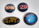 (4) - Quatro lindos e colecionáveis Bótons. Representando as bandas de rock : Kiss - ACBC - Beatles e festival Rock in Rio. Medida maior: 4cm.