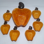 Lindo conjunto de 7 peças para sobremesa em argila cozida , representando cajus. Assinada -Medida da travessa maior: 30 X 23 X 8 cm - Medida dos bowls : 16 X 11 X 3 cm.