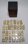 Antigo e Raro Jogo de Dominó em madeira e Marfim - Acondicionado no estojo de madeira Jacarandá - Contém 28 peças - Medida das peças: 4 x 2 x 1 cm. - Medida do estojo: 11 x 7 x 7 cm.