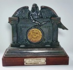 Antigo e Raro Troféu Gratidão ao Chacrinha - Elymar Santos - Ano: 6/8/1972 - Base em madeira, escultura  em Petit - Bronze - Possui perda em uma das pontas da aza do anjo - Peso: 2.000 Gramas -Medida: 21 x 22 x 11 cm.