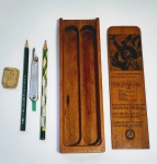 Antigo e Raro estojo escolar de madeira, representando Canção Dos Escoteiros - Letra de Benevenuto C. Dos Santos - Acompanha 2 lápis, Johann Faber - Borracha e Compasso - Medida: 22 x 6,5 x 2 cm.