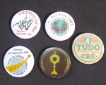 Lote com 5 Colecionáveis Botons em metal. Representando tema religioso - Medida de cada: 3,5 cm.