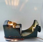 Antigo projetor portátil de SLIDE CROWN - 1:3.5  F= 80 mm - 120v - Estrutura em metal - Funcionando - Não acompanha acessórios de slides - Medida fechado: 13,5 x 12 x 8 cm.