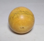 Marfim -Antiga, Belíssima e Rara Bola de Bilhar esculpida em Marfim - Século 19 - Peso: 250 gramas. Medida: 6,5 cm de diâmetro - Obs: Possui perda devido ao uso.