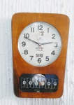 Antigo e lindo  Relógio de Parede - Transistora Masson Calendar de Pêndulo - Funciona com 1 pilha grande - Caixa em madeira - Mostrador do Pêndulo em vidro decorado e Proteção do mostrador do relógio em vidro bombé  -Funcionando. Medida: 43 x 29 x 8 cm.