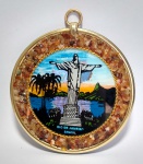 Lindo e Antigo Quadro de parede - representando paisagem do Cristo Redentor, Ao fundo decorados com asas de borboleta. Proteção de vidro. Adornado com pedras. moldura em metal dourado. Fundo em Eucatex. Medida: 13,5 cm de diâmetro.